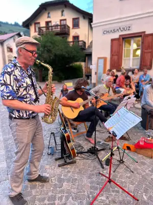Che Bo im Cafe Ajüz Scuol