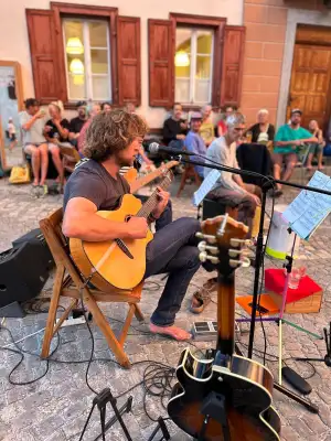 Che Bo im Cafe Ajüz Scuol